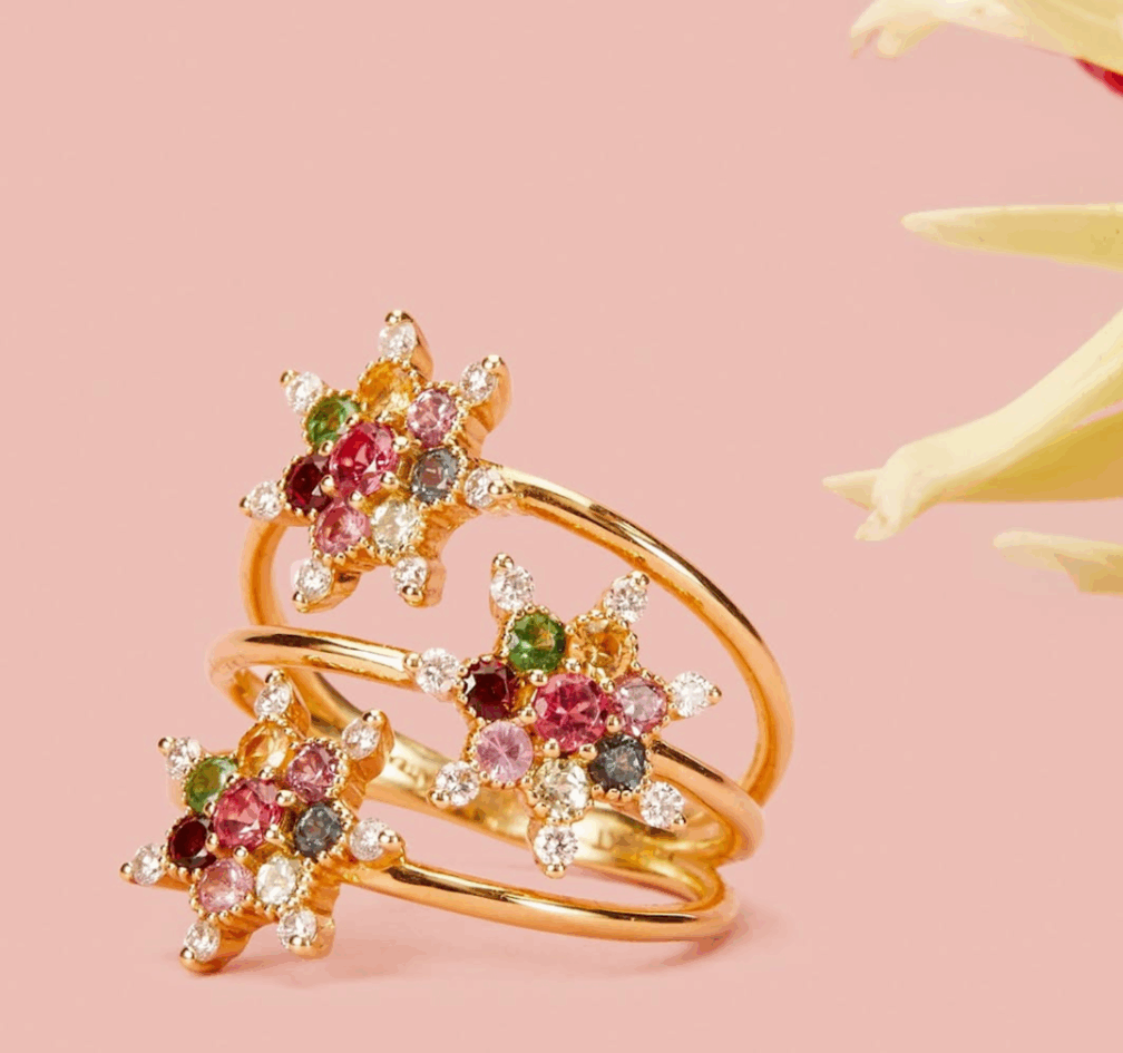 Les bijoux multicolores : quand la joaillerie ose toutes les nuances 
