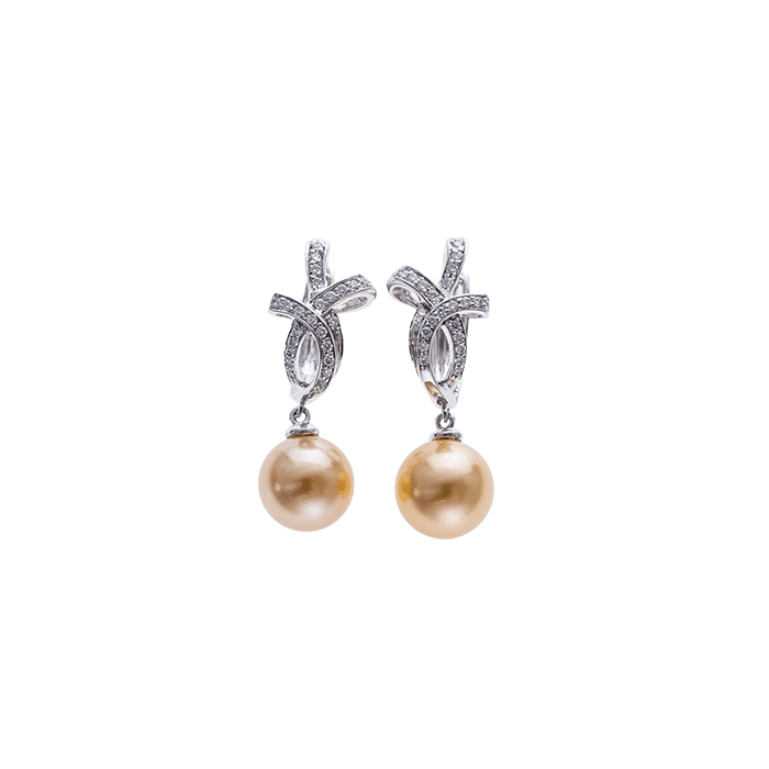 Boucles d’oreilles “Buru” en or gris palladié, diamants et perles dorées des mers du sud - MARIUSSE & BONNET