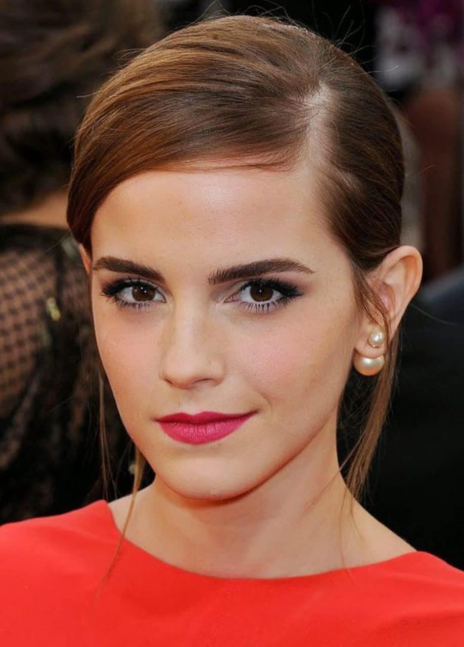 Emma Watson porte les boucles d'oreilles Tribales de la maison Dior